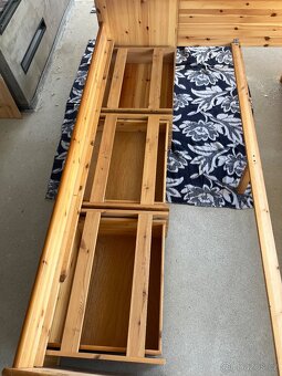 Prodám  hezkou borovicovou postel se šuplíky - 12