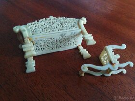 Vyřezáváný miniaturní nábytek z kosti - 12