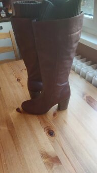 Prodám moc hezké hnědé kozačky nahoře s náplety - 12