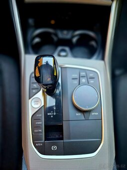 BMW 330e Touring - 12