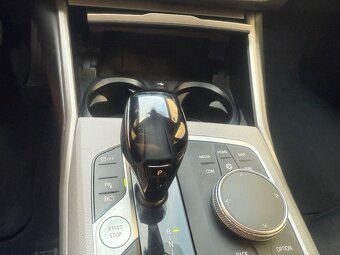 BMW 330e Touring - 12