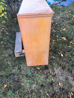 Masivní regálová skříň - 12