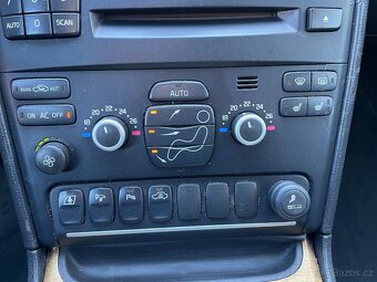 Volvo XC90 2.4 D5 136kW 7Míst Momentum - 12