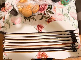 Dvoje staré housle a smyčce - 12