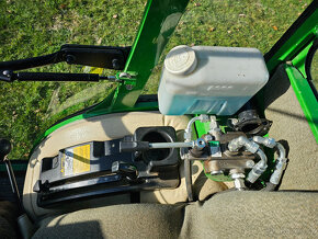 Malotraktor John Deere 2520 HST s čelním nakladačem - 12