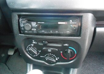 Peugeot 206 1,1 i 44 kW PLUS Serviska benzín - 12