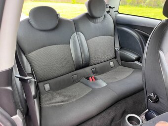 Mini Cooper 1.6 88KW,XENONY,KLIMA,KůŽE,ESP - 12