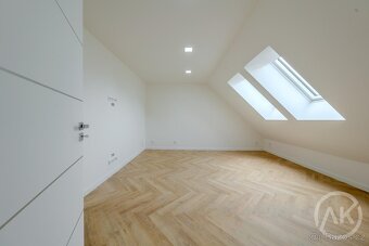 Pronájem luxusního bytu se zahradou, parkováním a velkým skl - 12