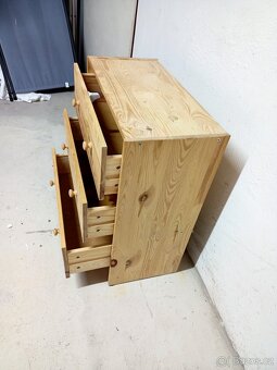 Prodám hezký stůl IKEA,komodu a noční stolky z masivu - 12