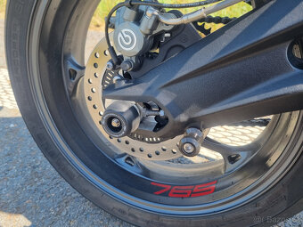 Triumph Street Triple 765 RS - 12