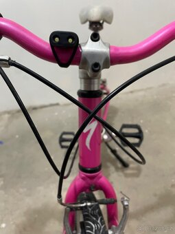 Růžový holčičí kolo značky Specialized - 12