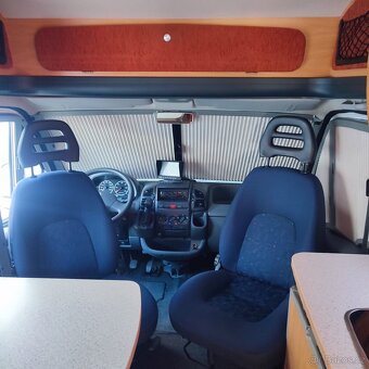 Fiat Challenger 2,8 JTD, podél postele - 12