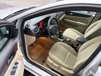 Ford Focus 1,6i 85 kW Ghia - 12