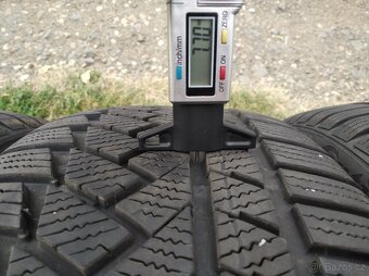 Prodám zánovní zimní pneu Continental 235/45 R20 - 12