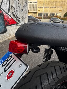 Triumph Street twin 900 - 12