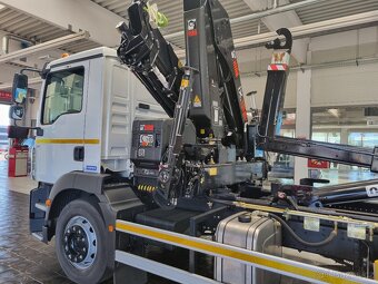 MAN OSMNÁCTITUNA RUKA HIAB 138 + NOSIČ KONTEJNERU 10T - 12