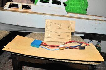 MODEL DŘEVĚNÉ LODI S MATERIÁLEM, DVA MOTORY, SERVO - 12