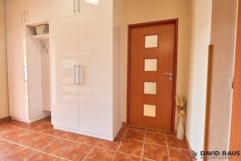 Prodej rodinného domu 5+kk  ( 219 m2) s garáží a bazénem,  B - 12