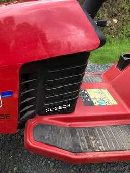 Zahradní traktor Toro s kárkou - 12