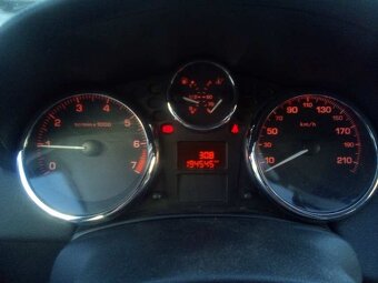 prodám Peugeot 207 SW 1.4 benzín r.2010 - 12