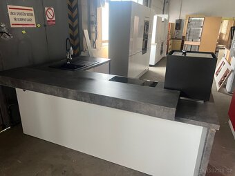Bílá kuchyň se všemi spotřebiči-Top stav - 12