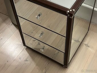Zrcadlová komoda – 3 zásuvky, kožené detaily, krásný stav - 12