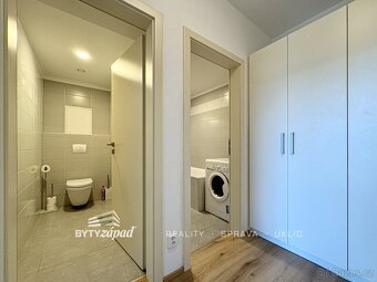 Pronájem slunného bytu 2+kk, 39 m2 přímo u břehu řeky v cent - 12