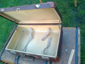 lodní kufr, 2ks, rámy obrazu, selský stůl se šuplíky - 12