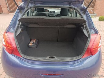 Peugeot 208, najeto 61 TKM, metal. lak, motor 1,2 benzin - 12
