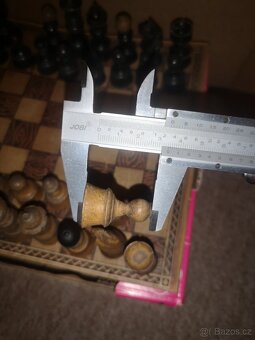 ŠACHY; staré dřevěné šachové figurky s patinou - komplet - 12