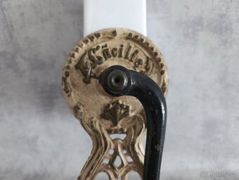 Krásný zdobený starožitný mlýnek na strouhanku JUGENDSTIL - 12