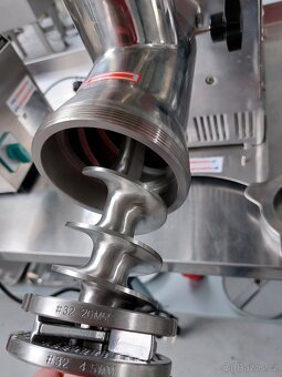 Mlýnek na maso HFM 22" Řeznický vlček, Řezačka masa HFM 22 - 12