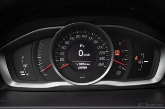 VOLVO V60 Cross Country 2.0L 110kW MT/6 2017 - 12