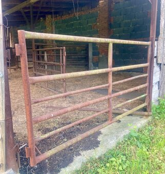 Prodám ocelové pevné zabrany- žlabová krmná zábrana - 12