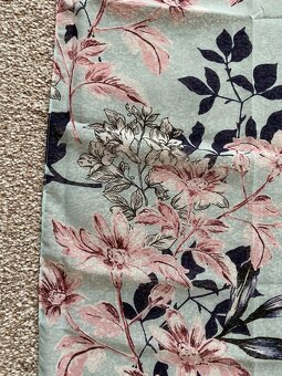 Nový dámský šátek Avon - orig. balení, vzor květiny - 12