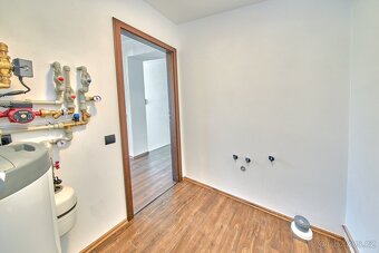Prostorný a slunný byt 3+1 po rekonstrukci v klidné části ob - 12