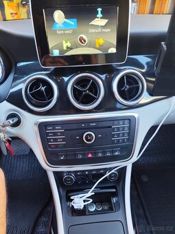 Mercedes CLA 180 šedá metalíza, světlý interiér,nízký nájezd - 12