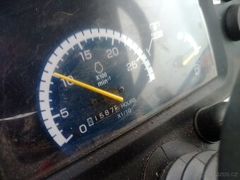 Jonh Deere 2720 s nakladačem - 12