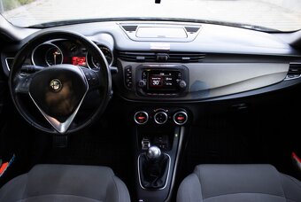 Alfa Romeo Giulietta (2015) - 12