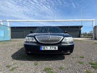 Lincoln Town Car - 12