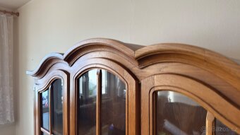 Masivní vitrína / příborník - 12