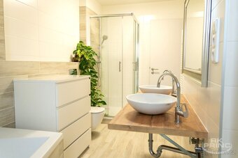 Luxusní řadový dům 4+kk s bazénem a zahradou v Drahelčicích, - 12