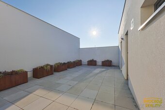 Luxusní byt 3+kk s vlastní zahrádkou - 12