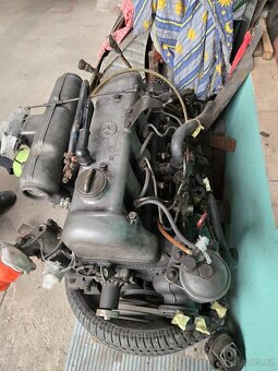 Prodám motor s převodovkou Mercedes 200 D - 12