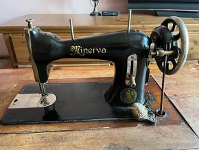 Starožitný min 80 let starý šlapací šicí stroj Minerva - 12