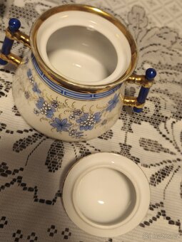 Stará porcelánová konvička. - 12