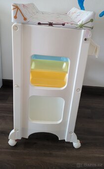 Přebalovací pult s vanou a košem - 12