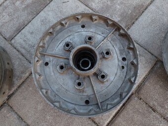 Jawa kyvacka - brzdovy štít, stred kola - 12