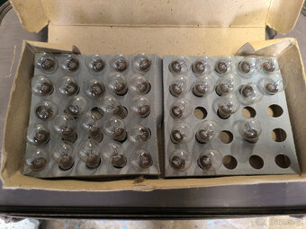 staré náhradné dily - 12