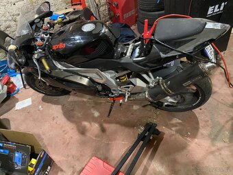 Aprilia RSV 1000 R - 12